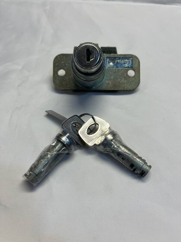 Личинки двери с замком багажника 2108